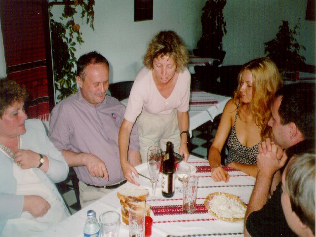 Bild 1 der Abschlussfeier des Ungarisch-Kurses nach dem Sommersemester 1999 !